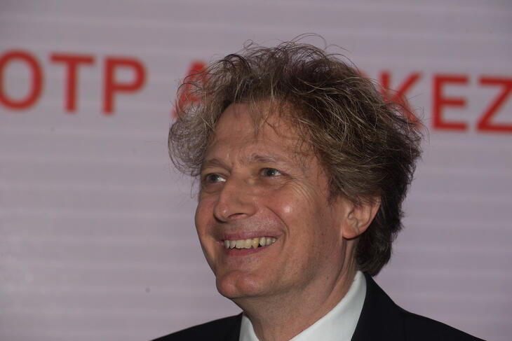 Fotók a díjátódóról