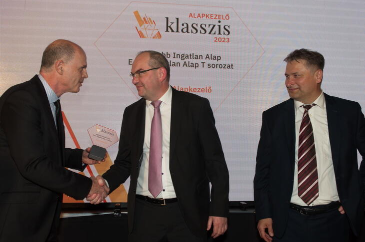 Fotók a díjátódóról