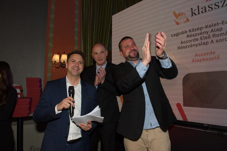 Fotók a díjátódóról